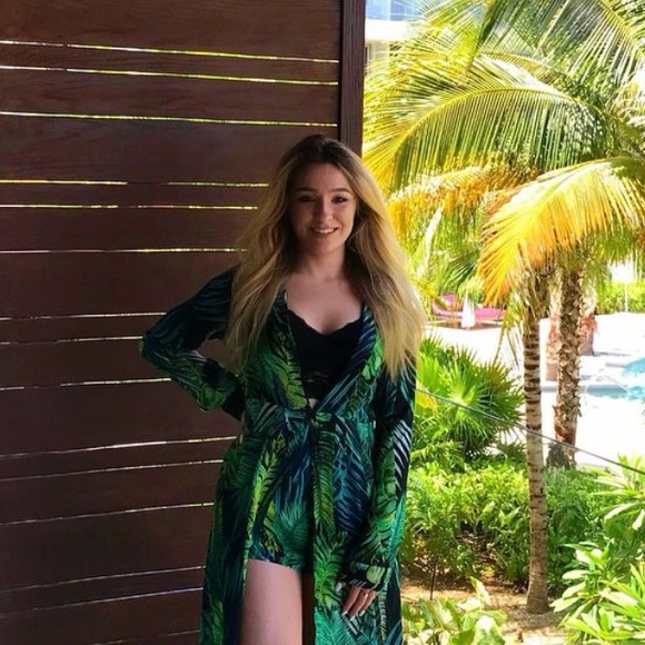 Meet your Posher, Nicole - Picture 1 of 1